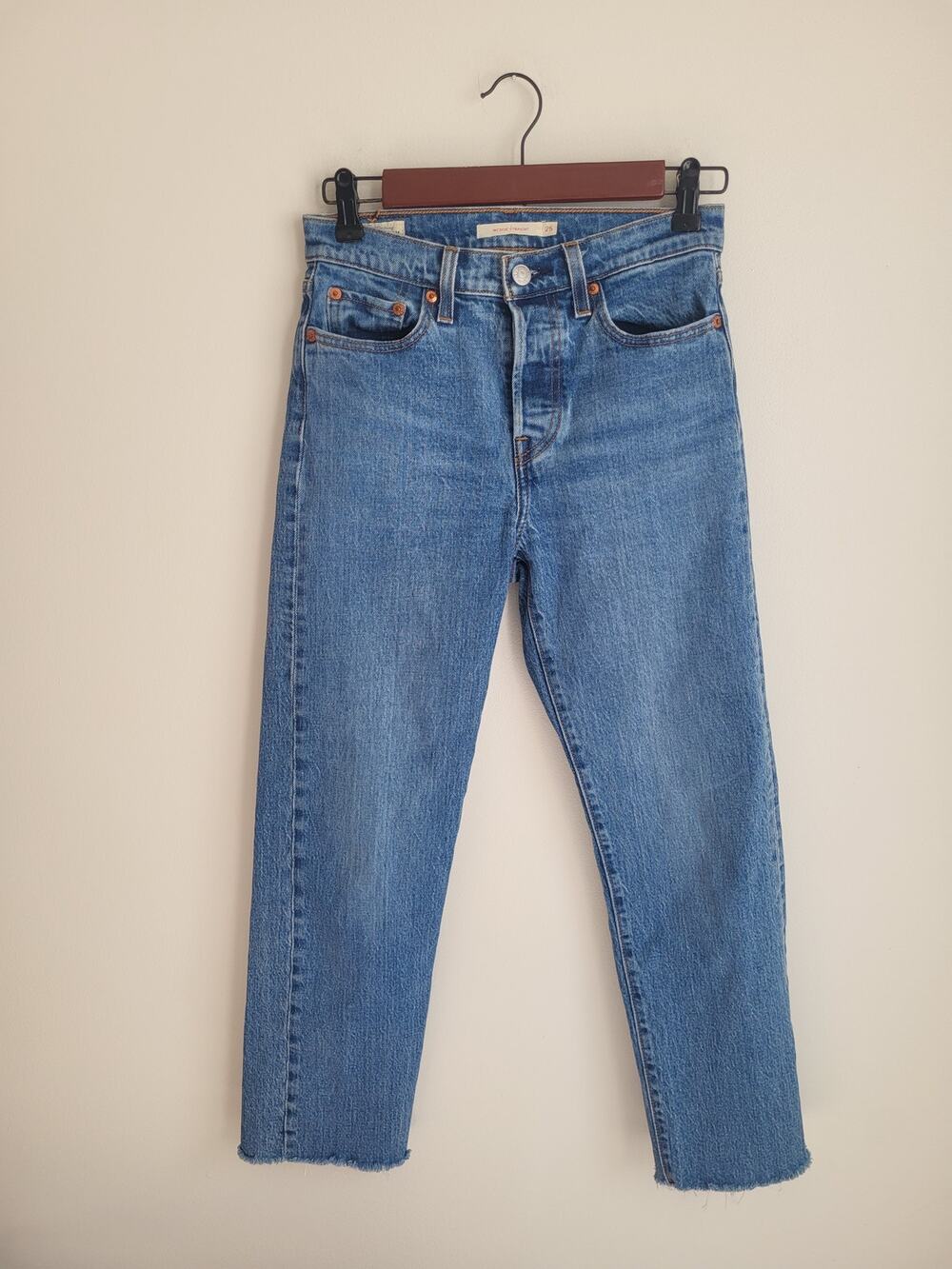 Levi’s Premium Wedgie Straight Jeans Size 25 Medium Wash Raw Hem High Rise